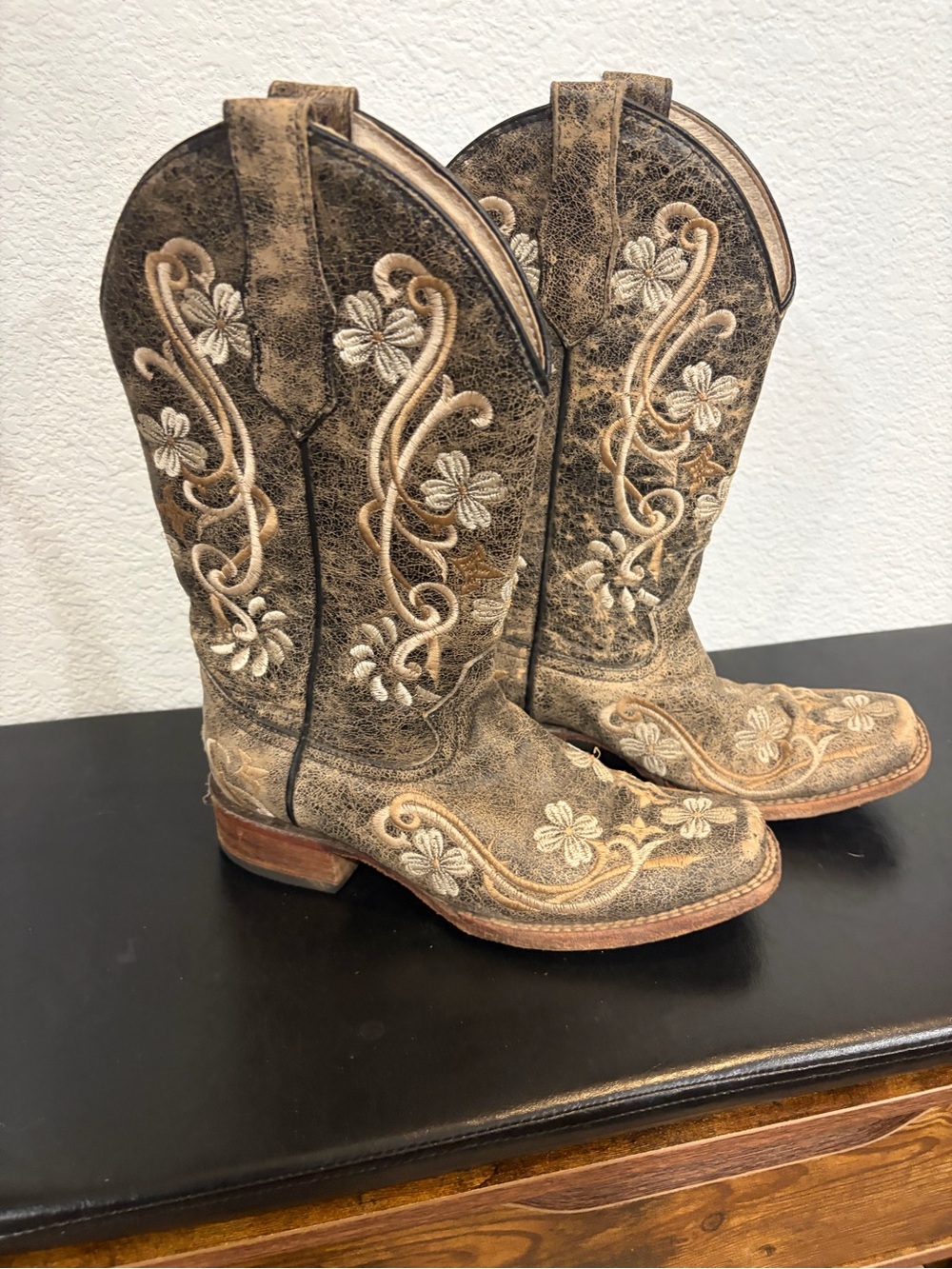 Circle G by coral Leather Distressed Brown Embroidered Western square toe Boots